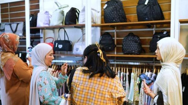 Owner Flashy, Windy Wulandry (kedua dari kiri) mengajak jurnalis melihat aneka produk Flashy di tokonya seusai mengikuti talk show dan workshop, di Jalan Dipatiukur, Kota Bandung, Jawa Barat, Kamis (13/6/2024).