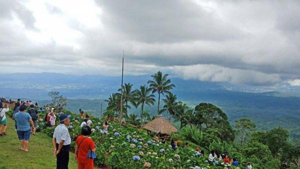Puncak Bukit Tetetana Suluan, tempat wisata yang lagi hits di Manado.