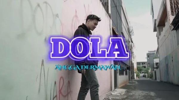 Simak lirik, terjemahan, lengkap dengan chord gitar lagu Dola oleh Angga Dermawan.