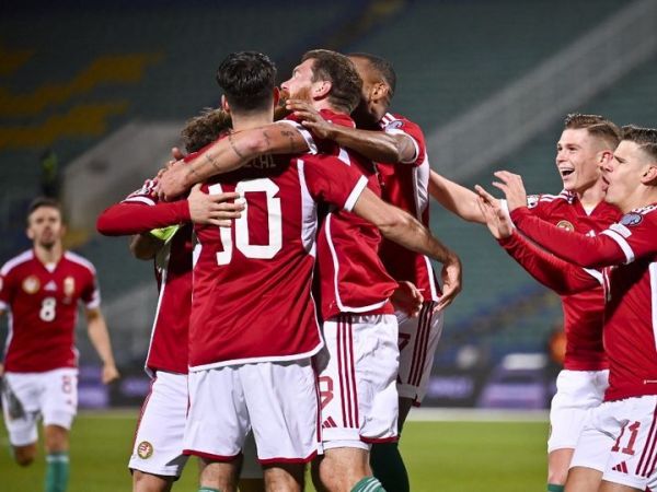 Gelandang Liverpool, Dominik Szoboszlai (10), memimpin kelolosan timnas Hungaria ke Euro 2024 usai mengimbangi Bulgaria di Stadion Vasil Levski, Sofia (16/11/2023).
