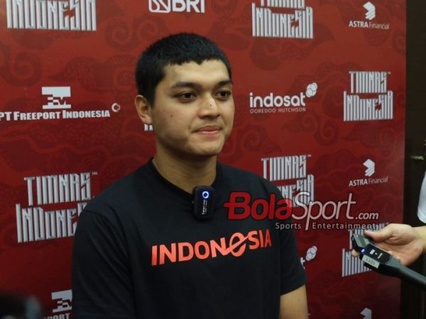Kiper timnas Indonesia, Adi Satryo, sedang memberikan keterangan kepada awak media di Hotel Fairmont, Senayan, Jakarta, Selasa (19/3/2024).