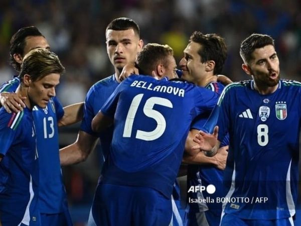 Timnas Italia merayakan gol ke gawang Bosnia-Herzegovina dalam laga uji coba di Empoli (9/6/2024).