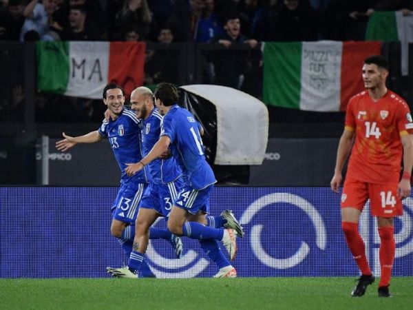 Matteo Darmian (kiri) merayakan gol untuk timnas Italia ke gawang timnas Makedonia Utara pada laga Kualifikasi Euro 2024 di Olimpico, Roma (17/11/2023).