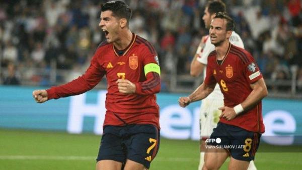 Penyerang Spanyol Alvaro Morata (kiri) dan gelandang Spanyol Fabian Ruiz merayakan gol pada pertandingan sepak bola grup A putaran pertama kualifikasi Euro 2024 UEFA antara Georgia dan Spanyol di Tbilisi pada 8 September 2023.