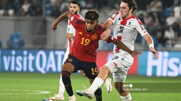 Lamine Yamal (kiri) dari Spanyol dan gelandang Georgia Luka Gagnidze berebut bola selama pertandingan sepak bola grup A putaran pertama kualifikasi Euro 2024 UEFA antara Georgia dan Spanyol di Tbilisi pada 8 September 2023.