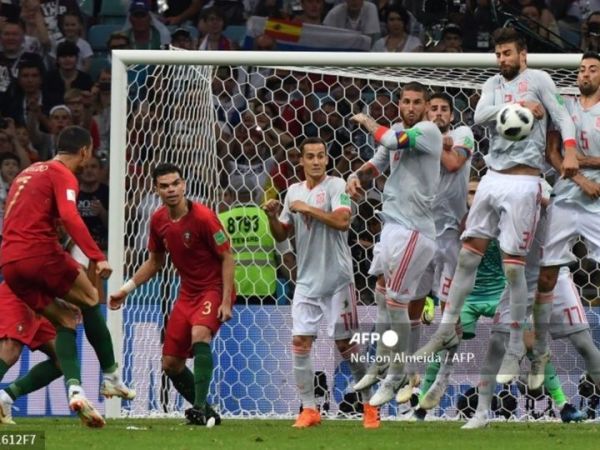 Cristiano Ronaldo mencetak gol ketiganya saat membawa Portugal menahan Spanyol 3-3 di Piala Dunia 2018, 15 Juni 2018 di Sochi.