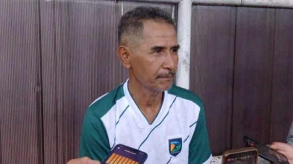Legenda Persib Bandung era 1990-an, Ajat Sudrajat (61), diketahui berkunjung ke Stadion Wiradadaha, Kota Tasikmalaya, Jawa Barat pada Jumat (14/6/2024) sore.