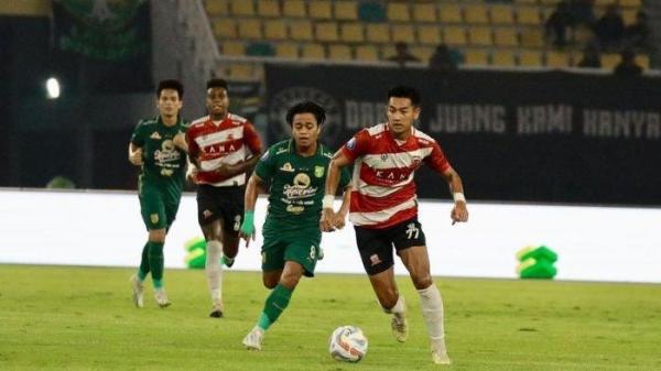Malik Risaldi (kanan) saat dikawal Andre Oktaviansyah (kiri) di laga Persebaya Surabaya vs Madura United