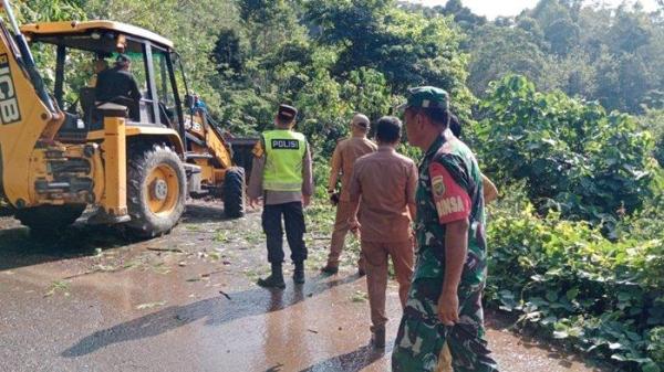 Petugas gabungan serta alat berat telah diturunkan ke lokasi longsor di Jalan Poros Tebing Tinggi-Pendopo untuk membersihkan material longsoran, Senin (3/6/2024