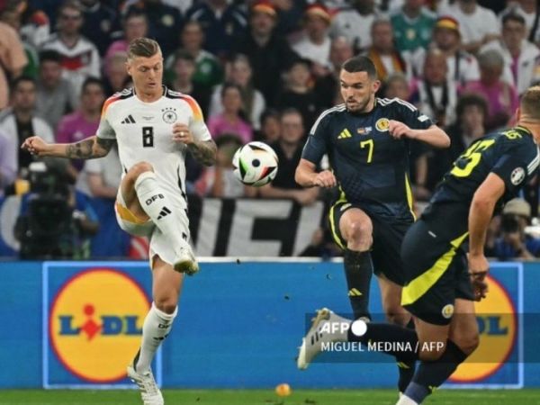 Gelandang Timnas Jerman, Toni Kroos, beraksi dalam laga melawan Skotlandia di EURO 2024, Jumat (14/6/2024) di Muenchen. 