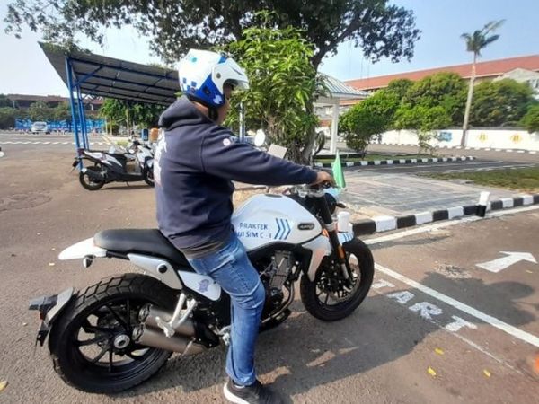 Apakah untuk bikin SIM C1 harus punya motornya dulu?