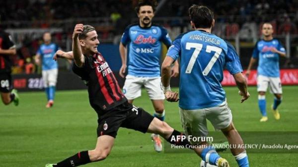 Alexis Saelemaekers vs Khvicha Kvaratskhelia di Liga Italia Serie A AC Milan vs Napoli di Stadion San Siro di Milan, Italia pada 18 September 2022.