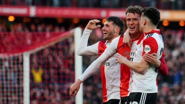 Selebrasi pemain Feyenoord menyambut gol yang dicetak Mats Wieffer ke gawang AS Roma pada leg pertama perempat final Liga Europa 2022-2023, Kamis (13/4/2023) malam.