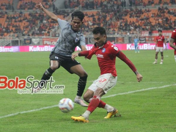 Pemain Sabah FC, Saddil Ramdani (kanan) mendapatkan tekanan dari pemain PSIS Semarang saat tampil di JIS, Jakarta, Minggu (2/6/2024)