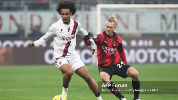 Joshua Zirkzee vs Simon Kjaer di Liga Italia Serie A antara AC Milan vs Bologna di Stadio Giuseppe Meazza pada 27 Januari 2024 di Milan, Italia. <div class=
