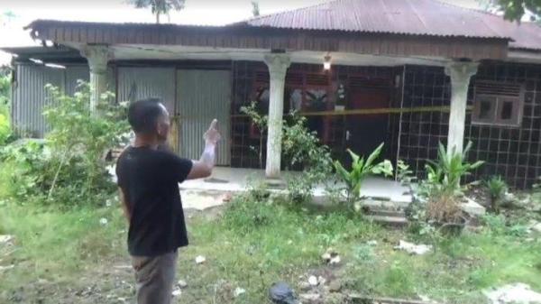 Suasana di rumah Rita Jelita Sinaga yang beralamatkan di Jalan Diski Glugur Rimbun, Desa Sei Mencirim, Kecamatan Sunggal, Deliserdang, yang kini telah dipasang garis polisi.