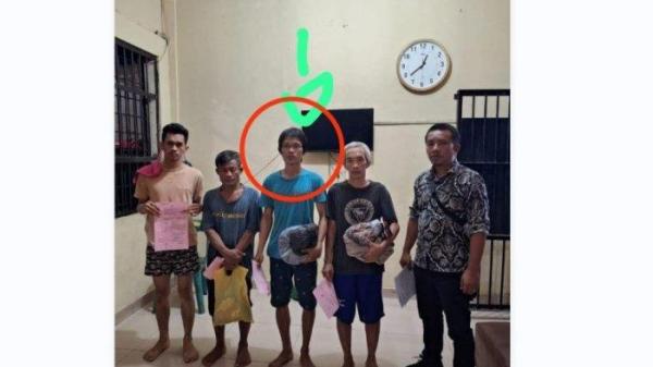 pelaku ketika diamankan di Polsek Sunggal.