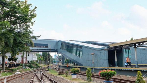 PT Kereta Api Indonesia (Persero) meningkatkan keamanan dan kenyamanan kepada pelanggan saat berpindah peron Stasiun Bandung melalui pembangunan Skybridge yang diresmikan pada hari jadi perusahaan tanggal 28 September lalu.