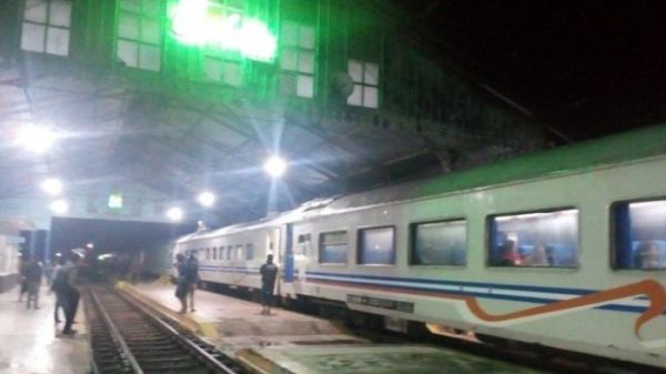 Kereta Api Mutiara Selatan jurusan Madiun-Bandung berhenti di suatu stasiun.