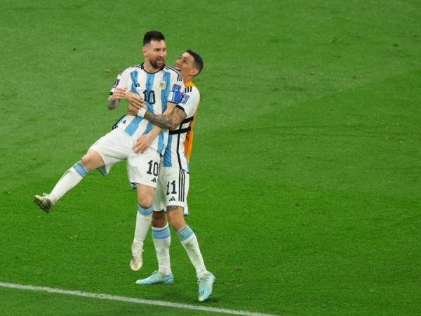 Angel Di Maria memeluk Lionel Messi usai cetak gol di final Piala Dunia saat timnas Argentina melawan Prancis (18/12/2022).