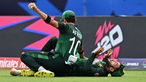 Video: Pakistani players made a childish mistake, a huge collision took place while trying to catch