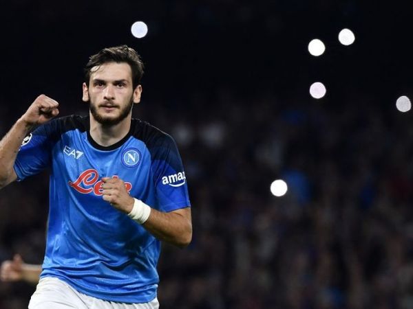 Napoli sedang berjuang mempertahankan Khvicha Kvaratskhelia di saat sang penyerang diincar klub lain di bursa transfermusim panas 2024.