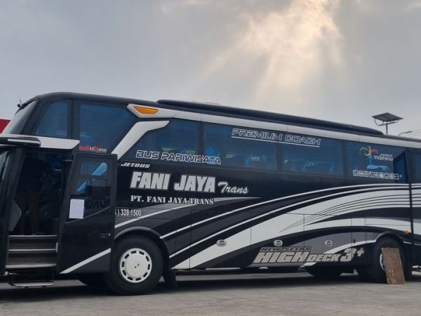 Ilustrasi bus double glass