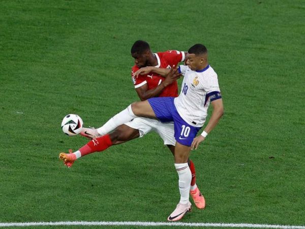 Penyerang Timnas Prancis, Kylian Mbappe (kanan), tengah berebut bola dengan penggawa Timnas Austria pada laga perdana Grup D Euro 2024.