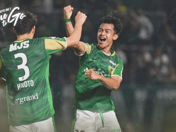 Pratama Arhan saat melakukan selebrasi bersama pemain Tokyo Verdy seusai cetak assist dalam laga Putaran Kedua Piala Kaisar 2023 melawan Thespakusatsu Gunma.