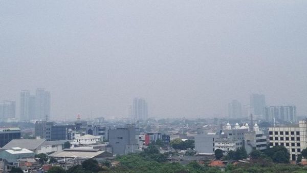 Udara Jakarta ditutupi kabut pada pukul 09.30 WIB, Selasa (18/6/2024)-(Haris/detikcom)