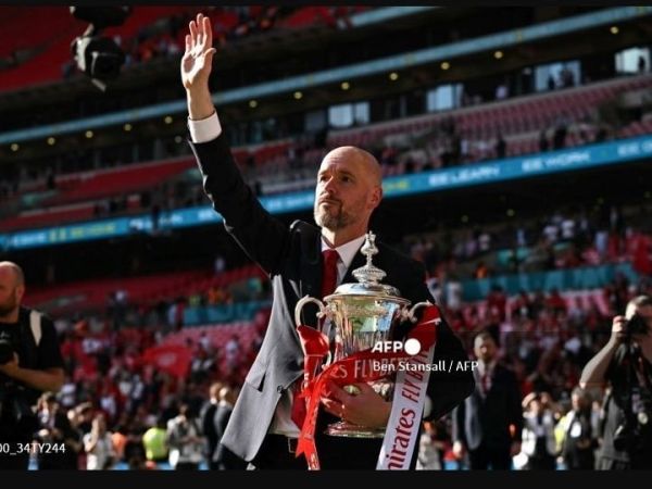 Erik ten Hag membawa Man United juara Piala FA usai kalahkan Man City pada final di Wembley (25/5/2024).