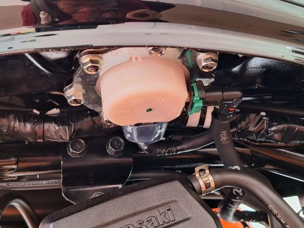 Kapasitas tangki Kawasaki W175 L lebih kecil karena ada Komponen injeksi 