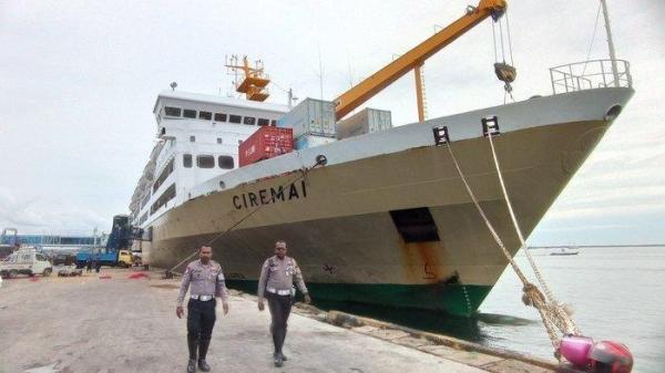 Kapal Pelni KM Ciremai.