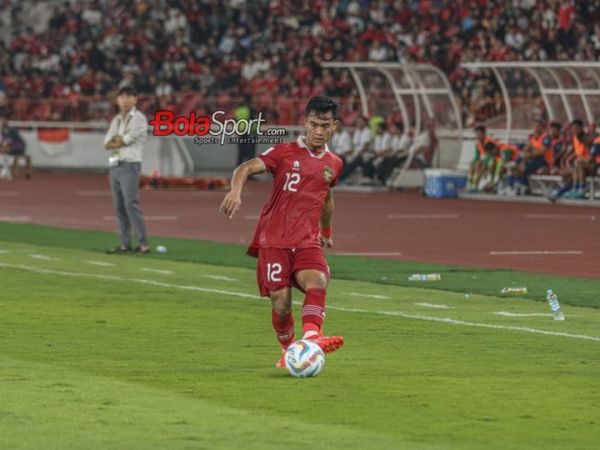 Bek sayap kiri timnas Indonesia, Pratama Arhan, sedang menguasai bola saat bertanding di Stadion Utama Gelora Bung Karno, Senayan, Jakarta, Kamis (12/10/2023).