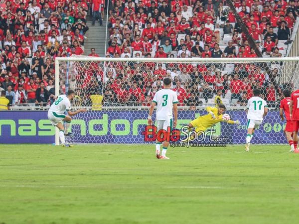 Aymen Hussein (kiri) sedang menendang penalti dalam laga babak Kualifikasi Piala Dunia 2026 antara timnas Indonesia versus timnas Irak di Stadion Utama Gelora Bung Karno, Jakarta, Kamis (6/6/2024). <div class=