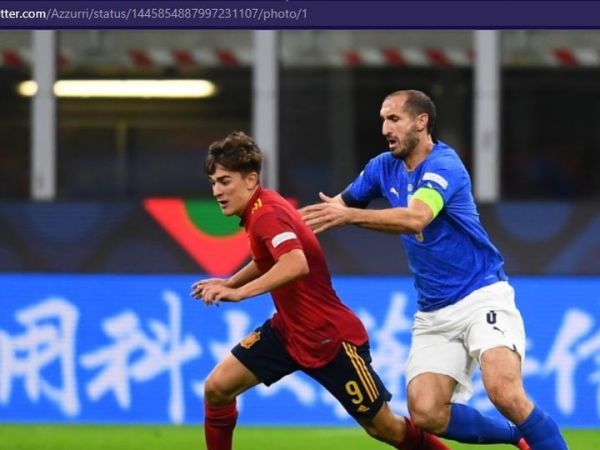 Duel bek timnas Italia, Giorgio Chiellini, dan gelandang timnas Spanyol, Gavi, dalam laga semifinal UEFA Nations League di Stadion San Siro pada Rabu (6/10/2021) waktu setempat atau Kamis dini hari WIB. 