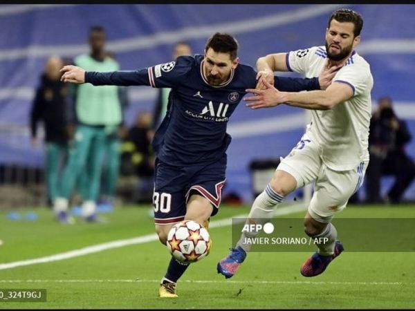Kapten Real Madrid, Nacho Fernandez (kanan), berduel dengan Lionel Messi ketika masih memperkuat PSG. Nacho kini berpeluang jadi rekan setim Messi di Inter Miami.