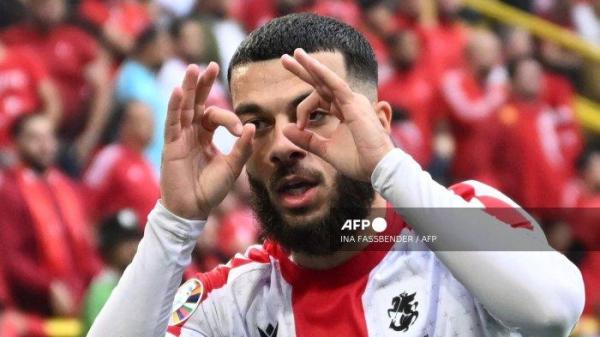 Georges Mikautadze merayakan mencetak gol pertama Georgia