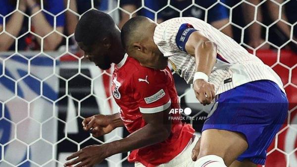 Penyerang Prancis #10 Kylian Mbappe bertabrakan dengan bek Austria #04 Kevin Danso (kiri) selama pertandingan sepak bola Grup D UEFA Euro 2024 antara Austria dan Prancis di Duesseldorf Arena di Duesseldorf pada 17 Juni 2024. <div class=