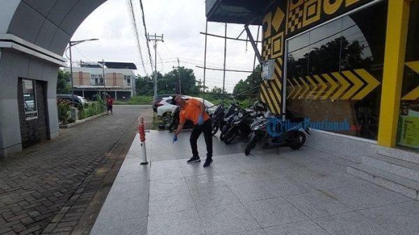 Petugas kepolisian melakukan olah tempat kejadian perkara (TKP) di lokasi jatuhnya seorang wanita dari lantai 3 tempat gym di Jalan Parit Haji Husein 2 Pontianak, Selasa (18/6/2024).