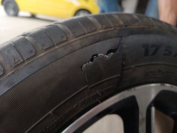 Ilustrasi Dinding ban mobil sobek