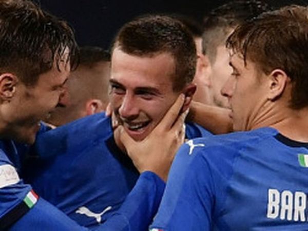 Mantan penyerang timnas Italia, Federico Bernardeschi (tengah), mendapat ucapan selamat dari rekan-rekannya.