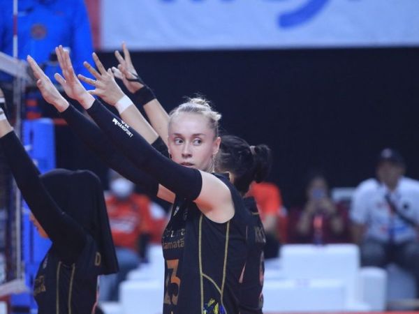 Outside hitter asing Bandung bjb Tandamat, Vera Kastsiuchyk, bersiap untuk bola servis dari timnya dalam pertandingan menghadapi Jakarta BIN pada putaran kedua Proliga di Malang, Jawa Timur, 13 Juni 2024. 