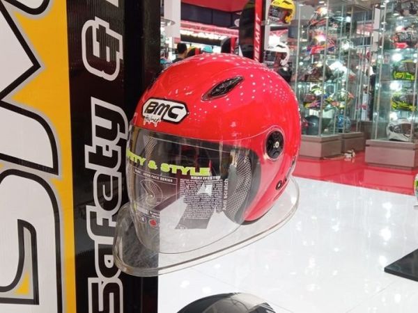 Helm murah dijual di PRJ, salah satunya merek BMC.