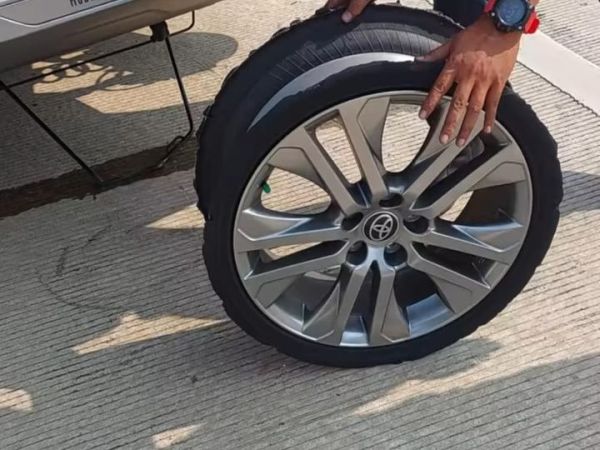 Ban belakang sebelah kanan Innova Zenix Hybrid tipe Q HV CVT TSS yang mengalami pecah ban di tol Desari