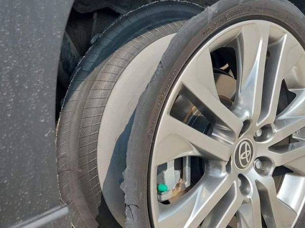 Ban bagian belakang kanan Innova Zenix Hybrid tipe Q HV CVT TSS milik akun Facebook Evi Liana yang mengalami pecah ban di jalan tol