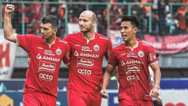 Tiga pemain Persija Jakarta, Ondrej Kudela (kiri), Michael Krmencik (tengah) dan Hanif Sjahbandi