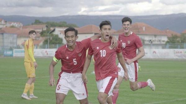Jack Brown (nomor punggung 10), Rizky Ridho (5), dan Elkan Baggott (30) merayakan gol timnas U19 Indonesia ke gawang Makedonia Utara pada Minggu (11/10/2020) di Kroasia.