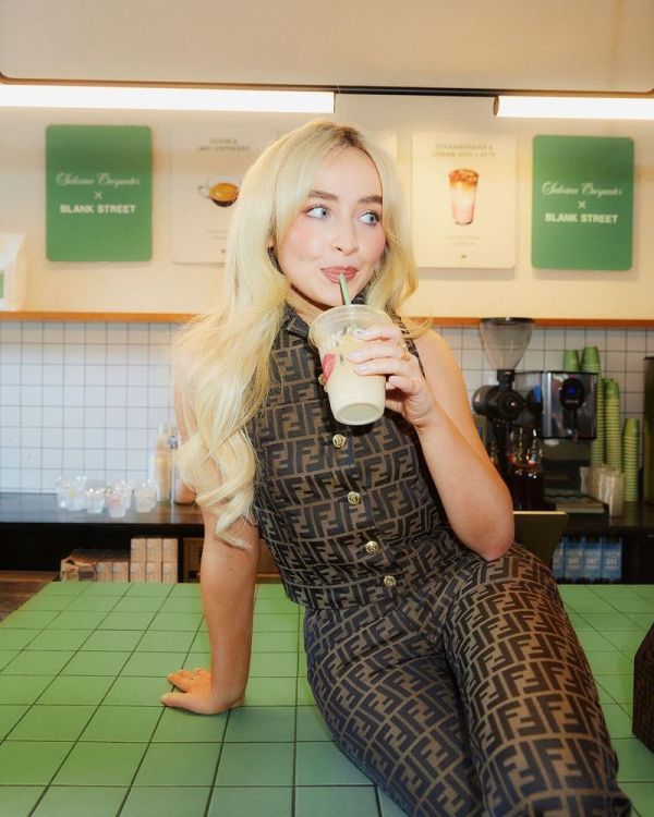 Sabrina Carpenter jadi barista coffee shop