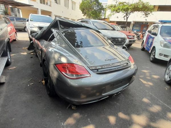 Porsche Cayman yang hantam belakang Truk di Tol Kuningan